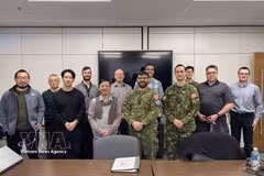 加拿大皇家军事学院越南专家和科学家网络（CVSEA）主席武越兴副教授（上排左三）与学员及成员合影留念。武越兴供图