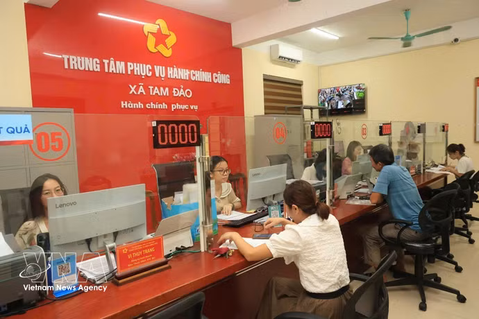通过加强干部数字化转型培训，三岛乡政务服务事项按时办结率接近100%，有效提升了服务群众的质量。图片来源：越通社