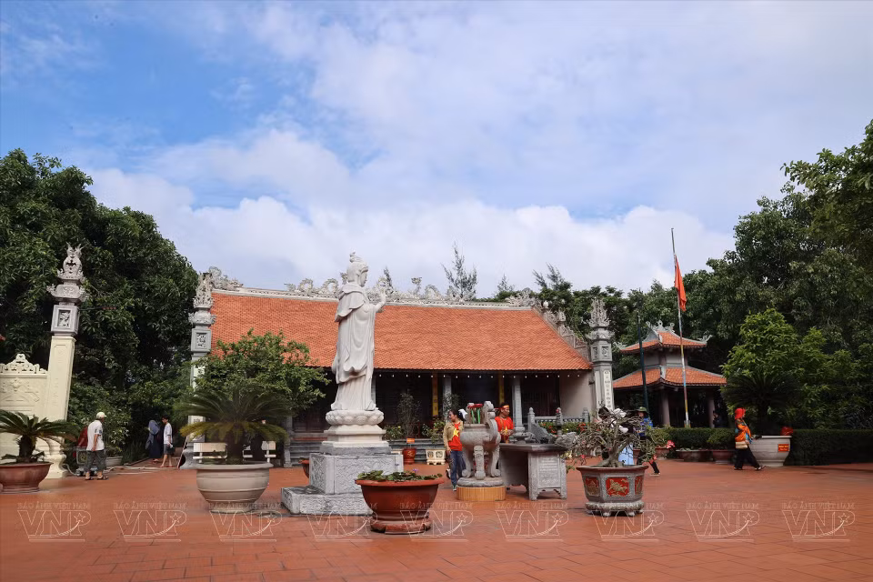 白龙尾岛上的佛寺，由释广松和尚为方丈，是岛民和渔民每次进入船闸修理船只和出海前补给设备时的信仰活动场所。图自越通社《越南画报》