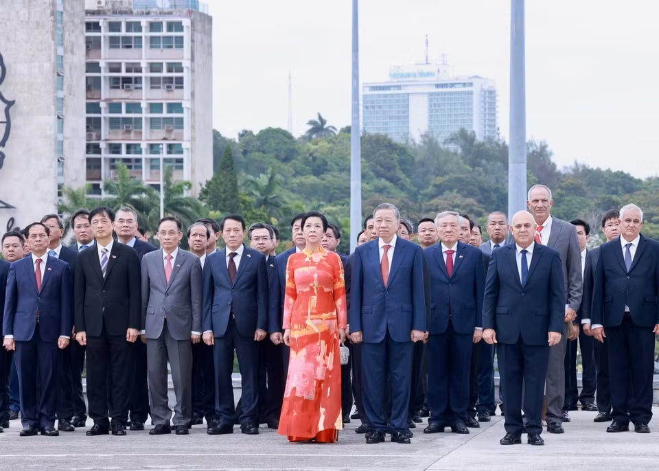 苏林总书记、国家主席和夫人以及越南高级代表团前往设在哈瓦那革命广场的何塞·马蒂纪念碑敬献花圈，同时参观何塞·马蒂纪念区。图自越通社