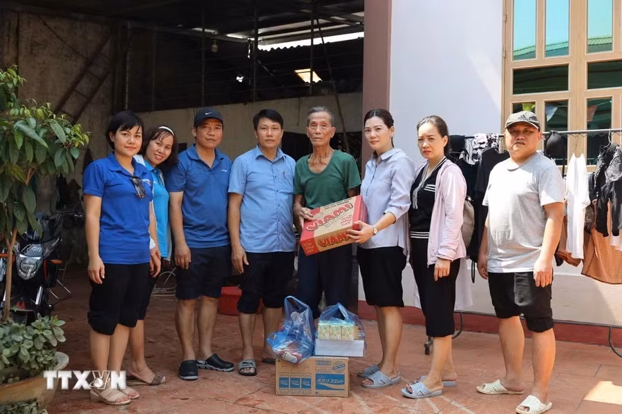越南通讯社胡志明共青团与媒体发展中心工作代表团直接走访并支援富寿省夏和县受第三号台风影响的家庭。图自越通社