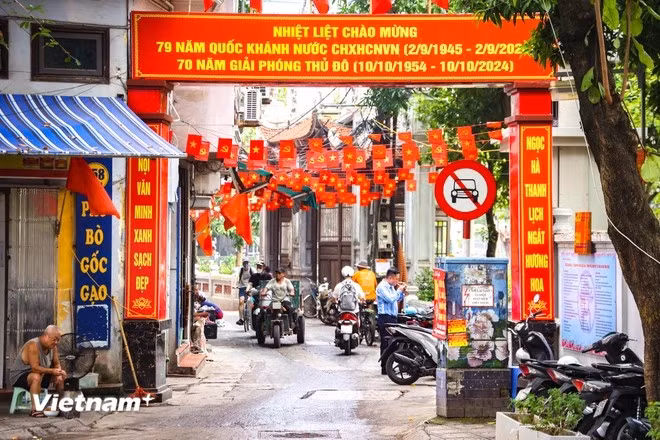 庆祝首都解放70周年的气氛从大街小巷蔓延到居民区。图自越通社