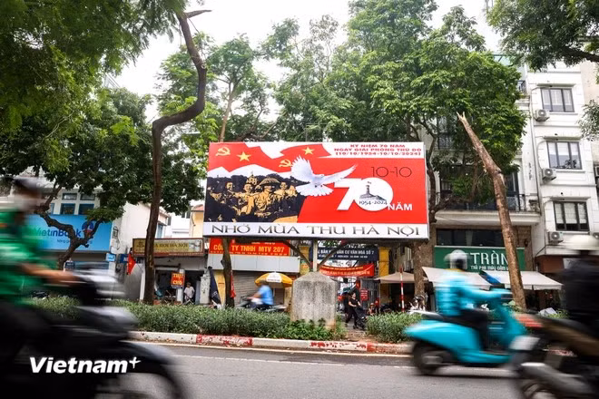 在举国上下凝聚力量支援风暴洪水灾民的背景下，首都解放70周年庆祝活动的调整是十分及时且有必要，源于同胞情谊，彰显了首都的责任和“河内为全国，与全国同行”的精神。图自越通社