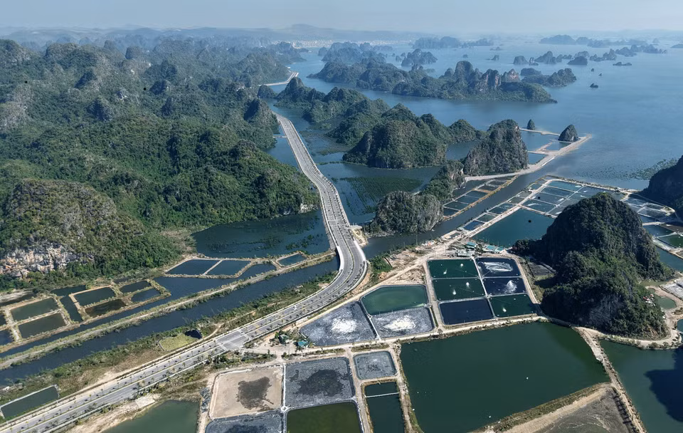 沿海路线经过沿海人民的盐田。图自越通社