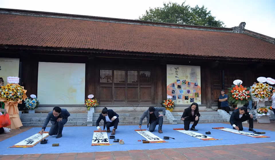 书法家在文庙–国子监书写国语字书法。图自越通社/越南画报