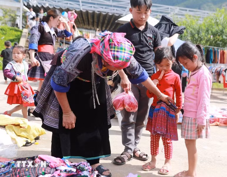 集市不仅是大人的场所，也为孩子们带来喜悦，因为来到这里，妈妈会给他们买新衣服。图自越通社