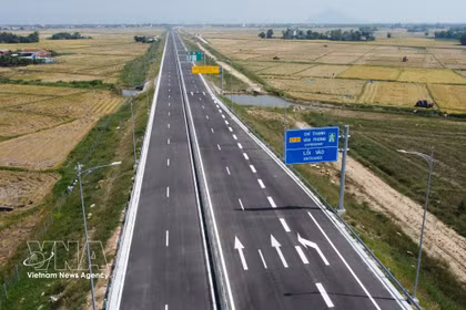 得乐克省东部南北高速公路建设项目全线建成并投入使用。图自越通社