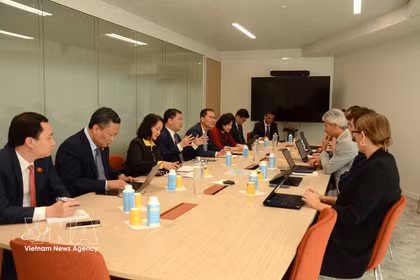 越南国会文化与社会委员会代表团与法国视听与数字通信监管局举行工作会谈。图自越通社