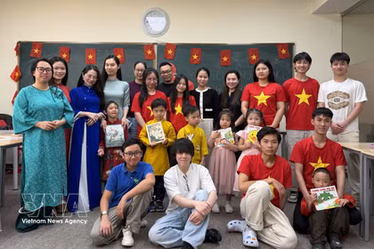 加拿大—越南文化与教育委员会和越南青年小组代表在由加拿大—越南文化与教育委员会举行的越南语教学活动上合影。图自越通社