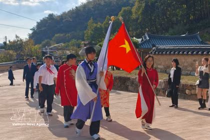 活动期间举行全长250米的“龙之路”巡游。图自越通社