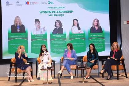 2026年英国—越南金融服务峰会期间举行了女性领导者专题讨论会。图自越通社