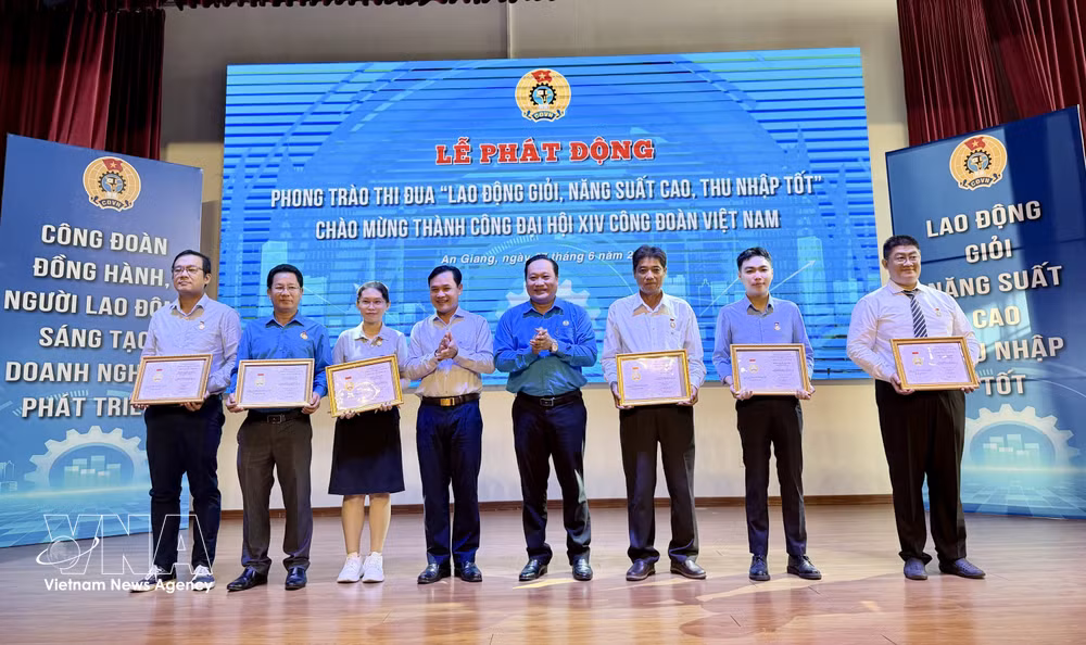 vnanet-potal-an-giang-thay-giao-tre-dua-cong-nghe-40-vao-giang-duong-nghe-8816637.jpg