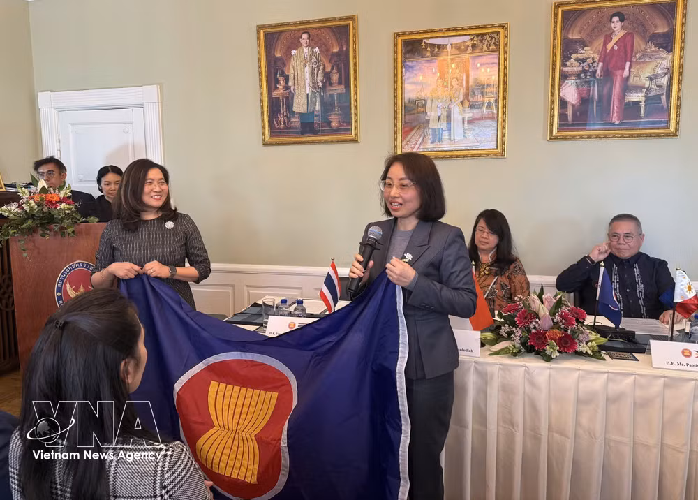 vnanet-potal-viet-nam-tiep-nhan-cuong-vi-chu-tich-uy-ban-asean-tai-copenhagen-8740734.jpg