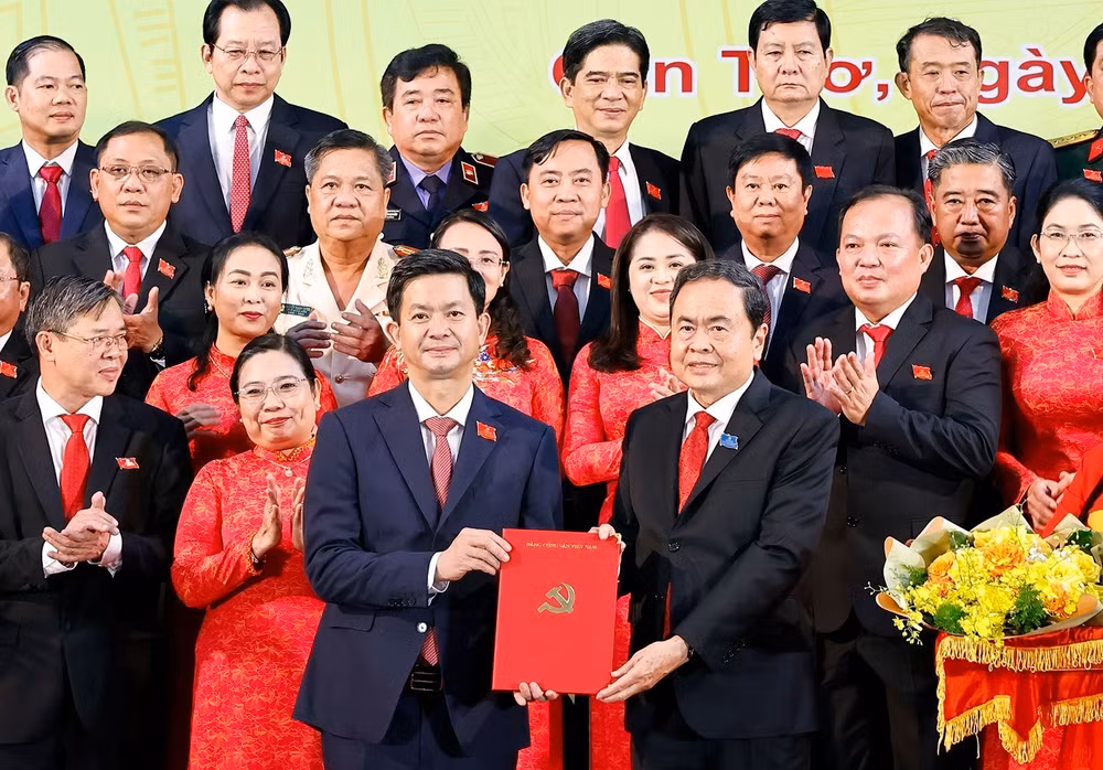 vna-potal-tien-toi-dai-hoi-xiv-cua-dang-chu-tich-quoc-hoi-du-dai-hoi-dai-bieu-dang-bo-thanh-pho-can-tho-nhiem-ky-2025-2030-8300054.jpg