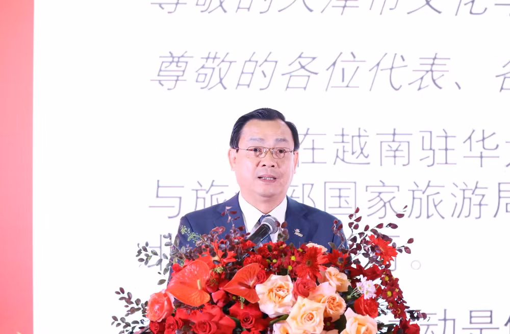 vna-potal-quang-ba-hinh-anh-dat-nuoc-viet-nam-than-thien-men-khach-toi-ban-be-trung-quoc-8353340.jpg
