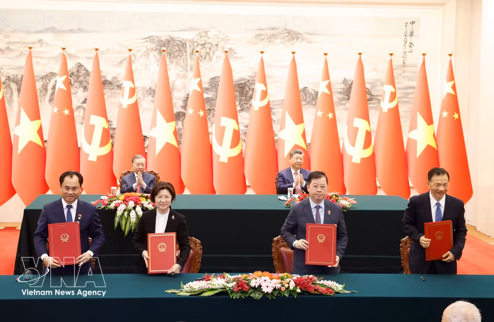 vnanet-potal-tong-bi-thu-chu-tich-nuoc-to-lam-va-tong-bi-thu-chu-tich-nuoc-tap-can-binh-chung-kien-le-ky-cac-van-kien-hop-tac-giua-hai-nuoc-8702448.jpg