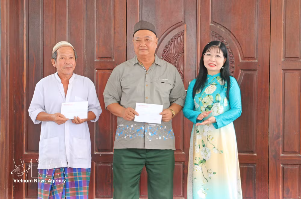 vnanet-potal-lanh-dao-tinh-an-giang-chuc-tet-roya-haji-cua-dong-bao-dan-toc-cham-8775756.jpg