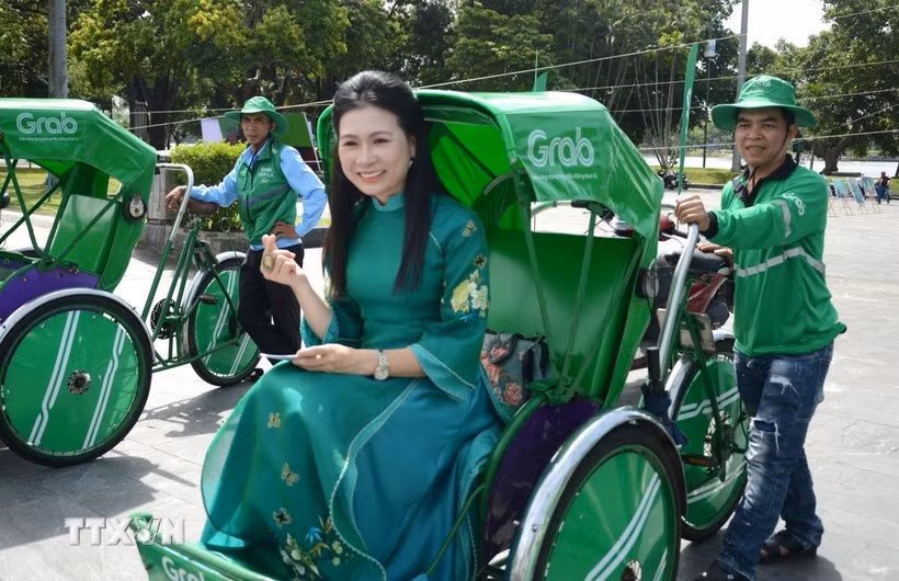 nguoi-dan-trai-nghiem-mo-hinh-dich-vu-grab-xich-lo-tai-hue-anh-ttxvn.jpg