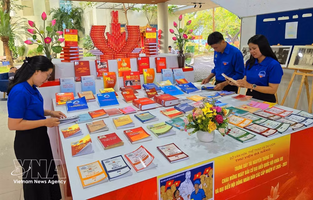 vnanet-potal-bau-cu-quoc-hoi-va-hdnd-da-nang-trung-bay-thong-tin-gioi-thieu-sach-chao-mung-bau-cu-8627946.jpg