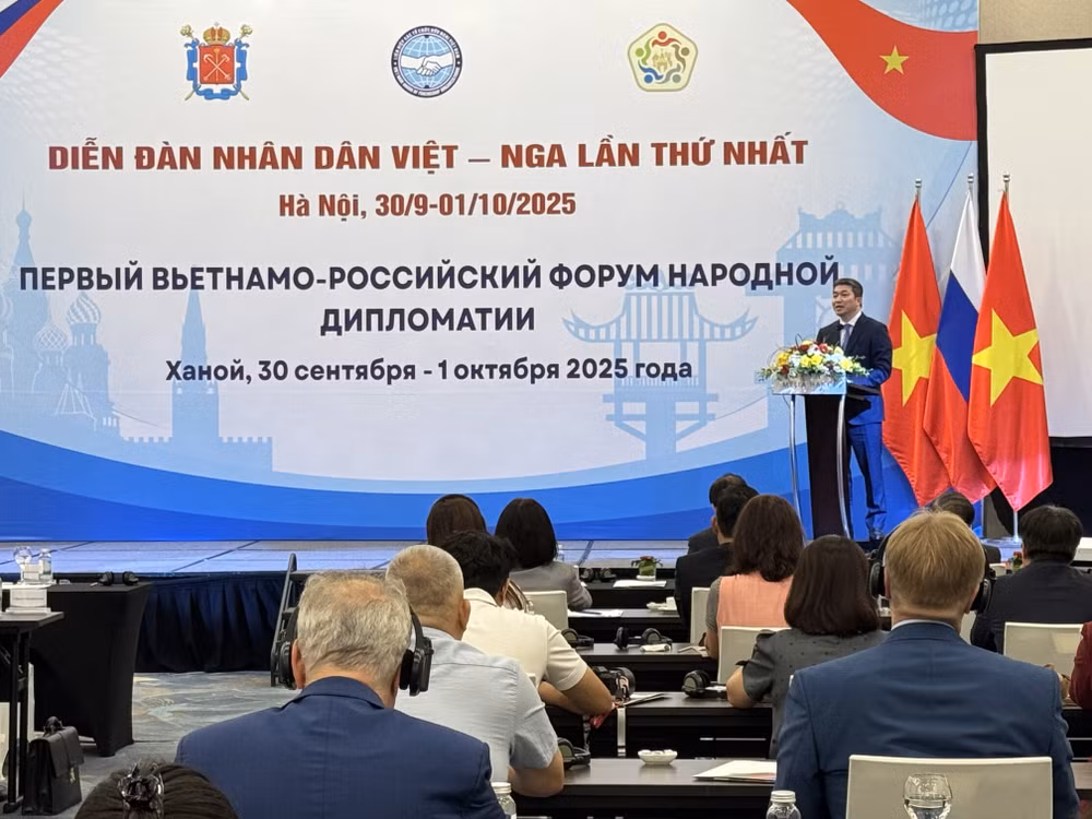 vna-potal-be-mac-dien-dan-nhan-dan-viet-nga-lan-thu-nhat-8309734.jpg