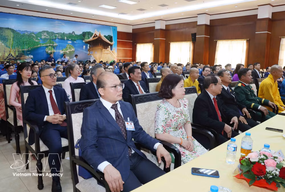 vnanet-potal-thuong-truc-ban-bi-thu-tran-cam-tu-gap-go-cong-dong-nguoi-viet-tai-lao-8691340.jpg