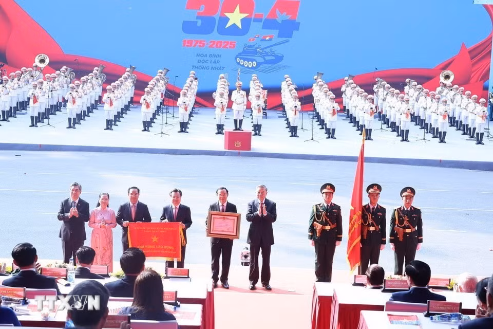 tong-bi-thu-to-lam-trao-huan-chuong-lao-dong-tphcm-4.jpg