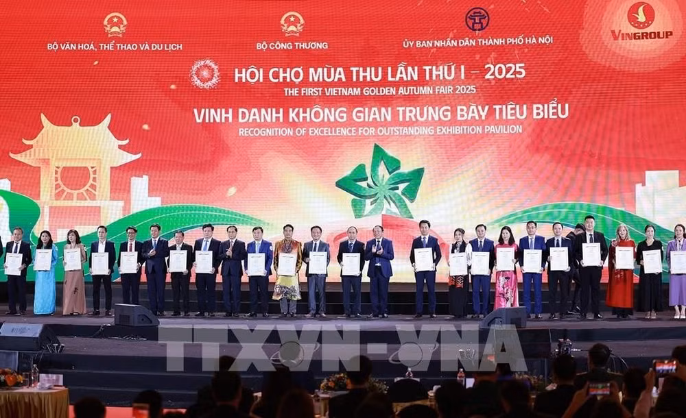 074525-thu-tuong-pham-minh-chinh-du-le-be-mac-hoi-cho-mua-thu-lan-thu-nhat-vna.jpg