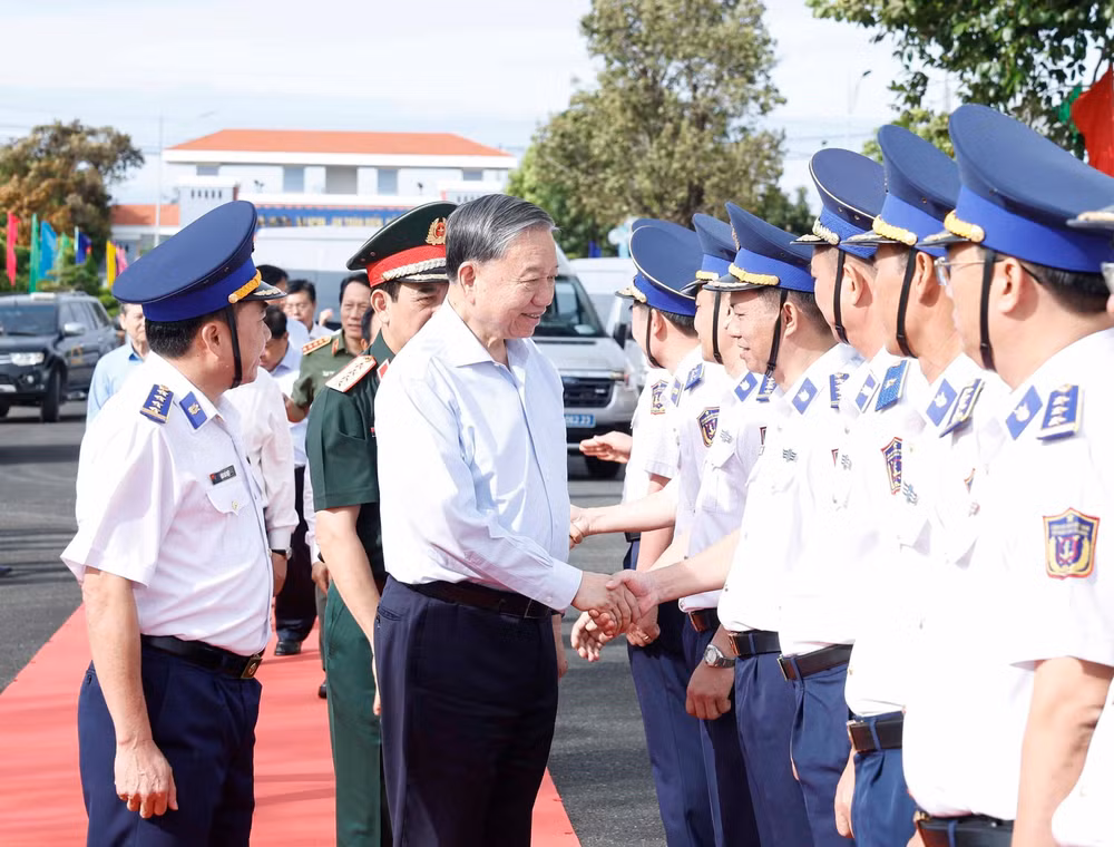vna-potal-tong-bi-thu-to-lam-bi-thu-quan-uy-trung-uong-cung-doan-cong-tac-trung-uong-den-tham-lam-viec-tai-bo-tu-lenh-vung-canh-sat-bien-4-8420397.jpg