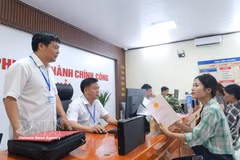 人民在北宁省山海乡办理公共行政手续。图自越通社