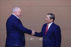 越共中央委员，中央宣教与民运部常务副部长赖春门和匈牙利社会党主席科姆亚蒂·伊姆莱（Komjáthi Imre）。图自越通社