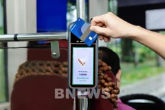 在公交车上实施NAPAS非接触式银行卡支付。图自Bnews