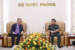 越共中央委员、中央军委常委、国防部副部长黄春战上将会见联合国副秘书长让-皮埃尔·拉克鲁瓦。图自www.qdnd.vn