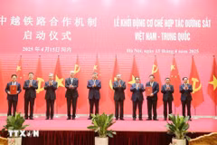 越共中央总书记苏林同中共中央总书记，国家主席习近平共同见证中越铁路合作机制启动仪式。图自越通社