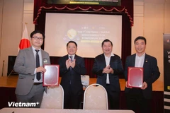 FPT Polytechnic学院、越南半导体产业人力资源发展联盟与日本合作伙伴签署了多份合作备忘录。图自越通社