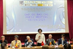 越南中央纪录与科学电影制片厂副总经理郑光松在记者会上发表讲话。图自qdnd.vn