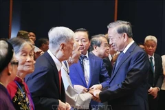 越共中央总书记苏林和革命有功人员。图自越通社