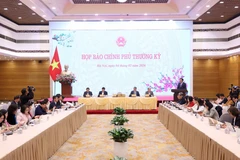 政府例行记者会场景。图自越通社