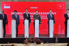 中央军委常委、国防部副部长黄春战上将（右三）与其他代表一起按下按钮，为越南军队电信工业集团驻新加坡代表处揭幕。图自越通社