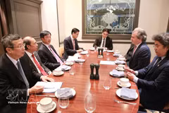 越共中央政治局委员、中央科技、创新与数字化转型指导委员会副主任、河内市委书记阮维玉会见Rosen Partners集团执行经理丹尼尔·罗森。图自越通社