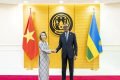 越南社会主义共和国驻坦桑尼亚联合共和国兼驻卢旺达共和国特命全权大使武清玄和卢旺达共和国总统府向卢旺达总统保罗·卡加梅。图自越通社