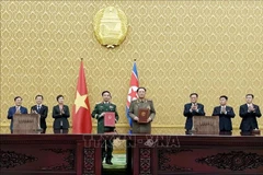 越南社会主义共和国国防部与朝鲜民主主义人民共和国国防省关于国防合作的意向书签字仪式。图自越通社