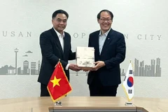 胡志明市人民委员会副主席阮禄河和韩国釜山市副市长李俊承。图自sggp.org.vn