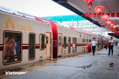 河内五城门文化遗产列车(The Hanoi Train)正在吸引众多游客前来体验。图自越通社