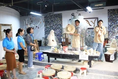 游客在钵场陶瓷村观看传统陶艺制作表演。图自hanoimoi.vn