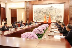 越共中央委员、政府副总理梅文政9月16日在中国南宁会见了中华人民共和国副主席韩正。图自越通社