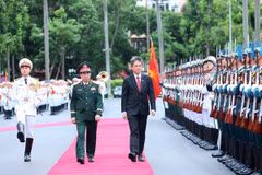 越共中央政治局委员、中央军委副书记、国防部部长潘文江上将在越南国防部总部（河内）主持仪式，欢迎新加坡国防部部长陈振声（Chan Chun Sing）。图自越通社