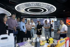 各位代表就诸多先进技术解决方案进行讨论。图自越通社