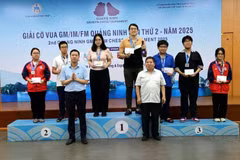 组委会向获奖棋手颁奖。图自越通社