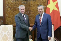 2024年7月3日,越南国家主席苏林会见白俄罗斯共和国新任驻越南大使乌拉基米尔·巴拉维库。图自越通社