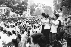 1975年4月30日，众多首都居民聚集在越南通讯社总部，聆听由越南通讯社播放的首条胜利新闻。图自越通社